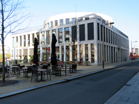 847074 Gezicht op de voor- en zijgevel van het gebouw met de Bibliotheek Leidsche Rijn, het Wijkbureau Leidsche Rijn en ...